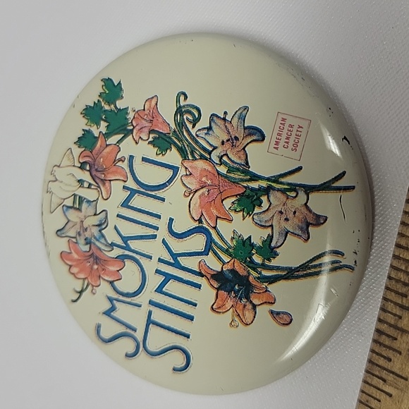 Vintage smoking stinks button pin flower - Picture 2 of 3